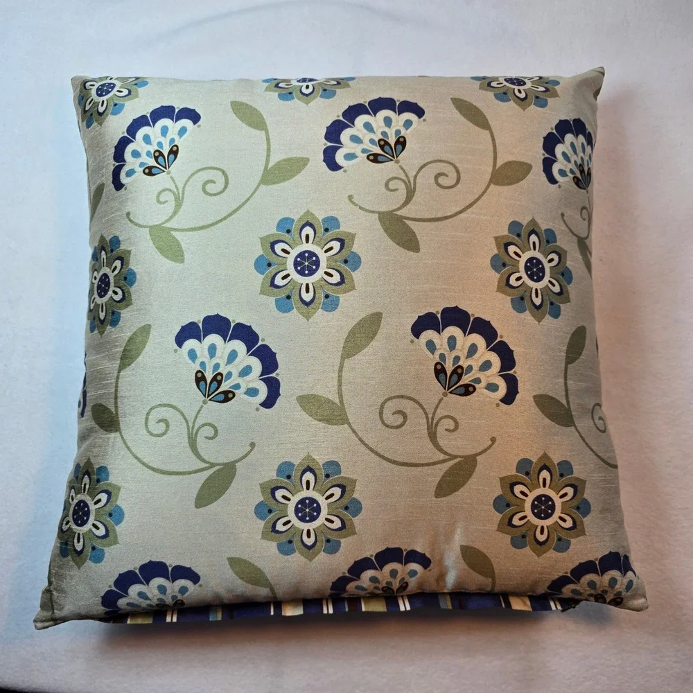 Pier 1 Floral Medallion Botanical Reversible Pillow Striped Accent Throw 17x17‎